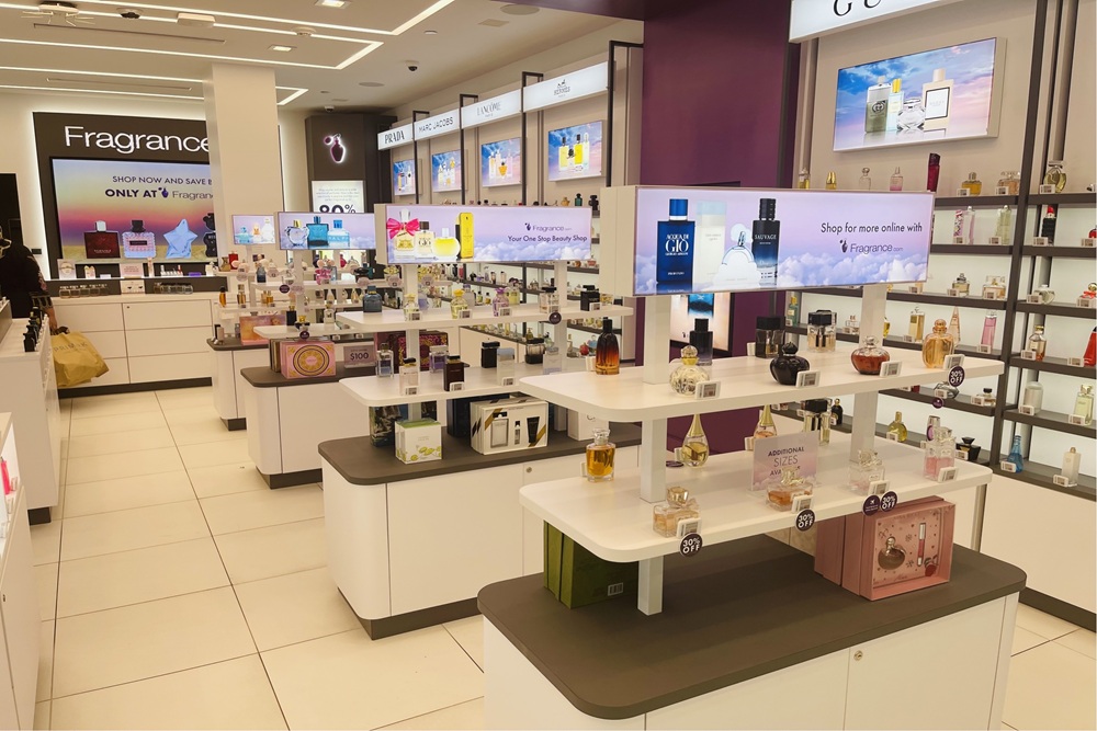 Roosevelt Field Mall storefront